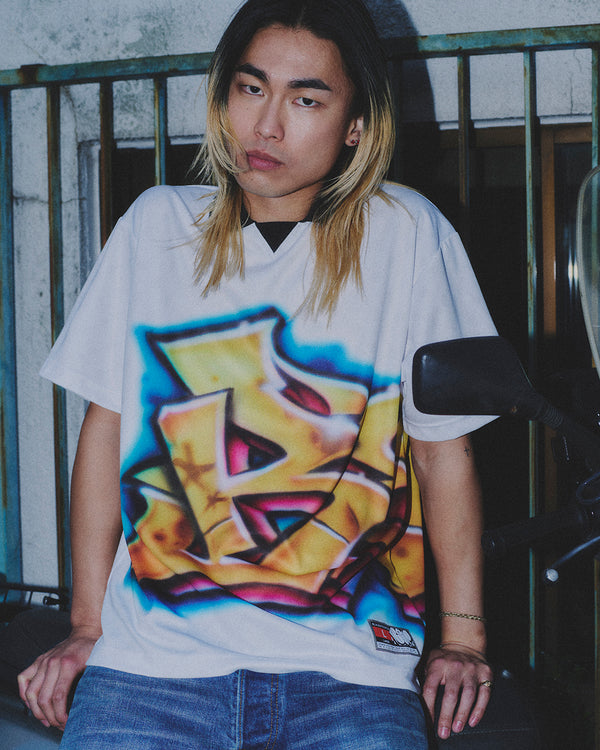 GRAFFITI OVER B EMBLEM S/S GAME SHIRT WHITE
