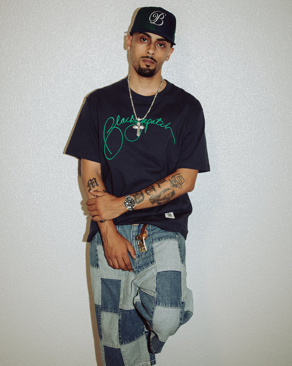 SLOPPY SCRIPT TEE NAVY