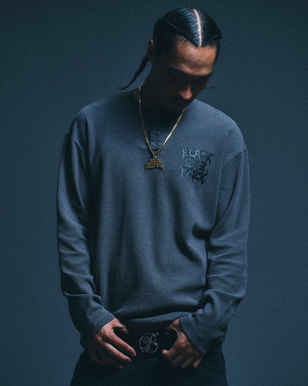 TRAP METAL LOGO HENLEY NECK L/S TEE CHARCOAL